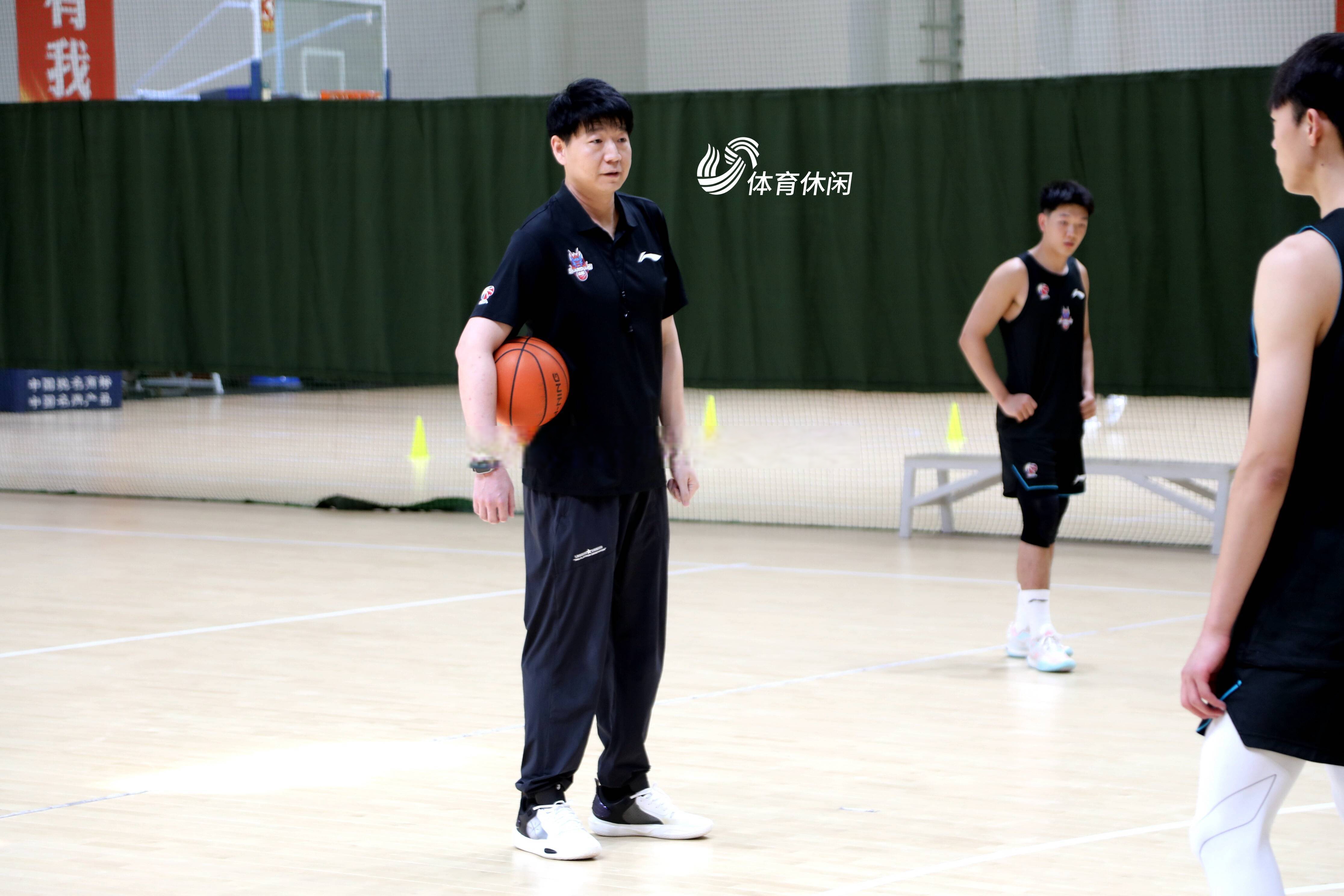 关于山东男篮发布备战花絮,赛后队长鼓劲,CBA常规赛任务艰巨,训练强度明显提升的信息 关于山东男篮发布备战花絮,赛后队长鼓劲,CBA常规赛任务艰巨,训练强度明显提升的信息