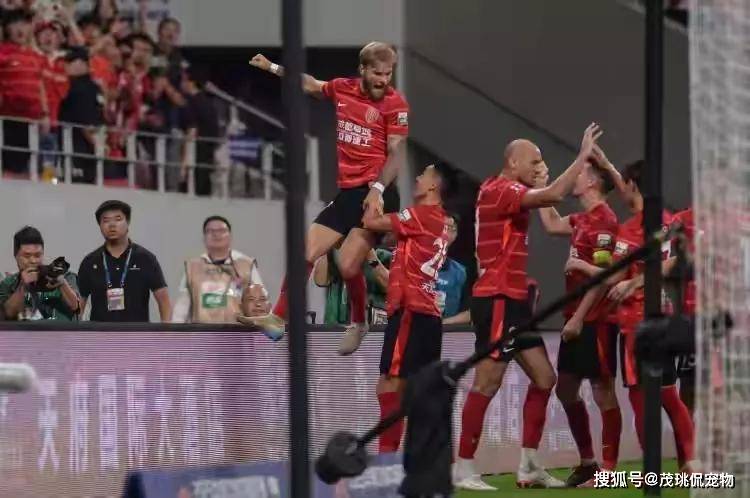 今晨突围战来临;国际米兰围绕中超调整名单;引发热议;赛程密集仍需轮换 今晨突围战来临;国际米兰围绕中超调整名单;引发热议;赛程密集仍需轮换