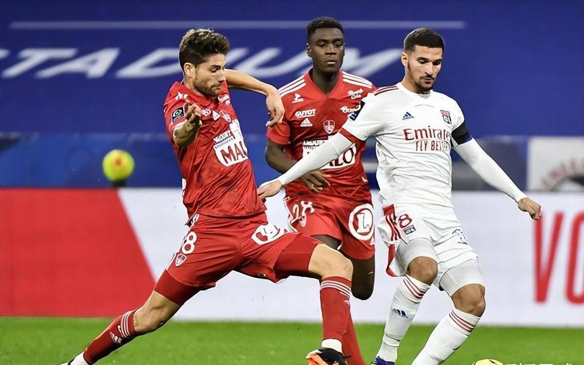 托特纳姆训练开放日，转会期临场应变引欢呼，法甲在即，资深球员宣示担当