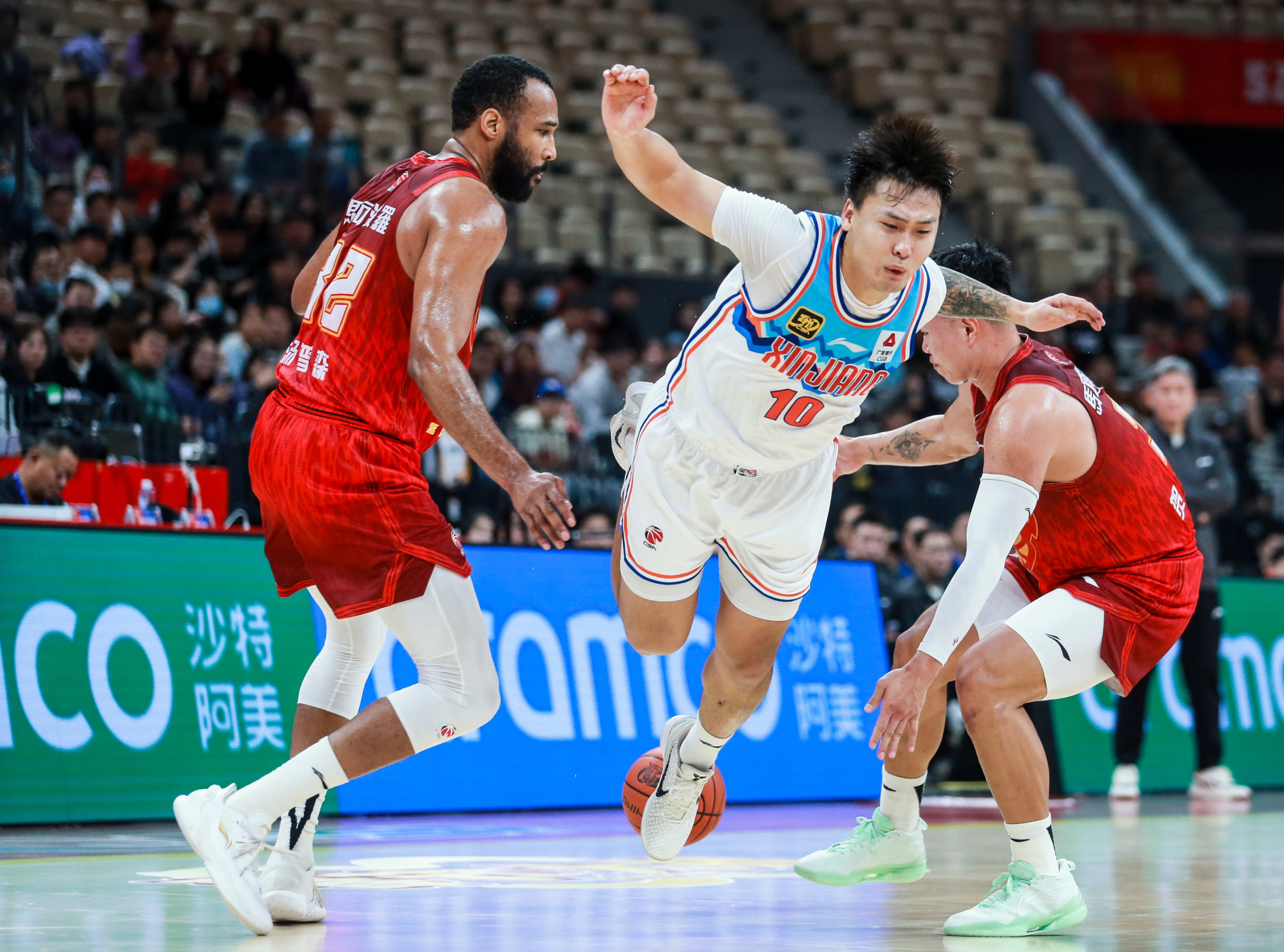 包含赛地聚焦——CBA季后赛集结日热度飙升，瓦伦西亚篮板制胜，质疑声仍在，更衣室氛围转暖的词条