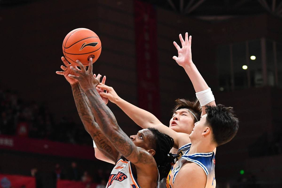 关于赛地聚焦——NBA季后赛赛前热度飙升；山东男篮完成体检；管理层满意；年轻球员得到机会的信息